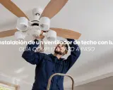 Hombre instalando un ventilador de techo con luz. Guía completa paso a paso para instalar tu ventilador.