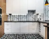 Cocinas modernas con papel pintado de árboles, gabinetes blancos y suelo geométrico.