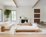 Salones blancos y madera: un sofá blanco texturizado, un diván de madera, chimenea de mármol y sillas de cuero.