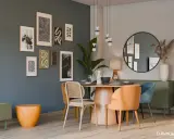 Comedor moderno con mesa de madera, sillas en tonos naranja y azul, y una pared decorada con cuadros. Los colores para comedor moderno son vibrantes y acogedores.