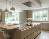 Cocina moderna con isla central, gabinetes verdes y de madera, perfecta para reformar cocina sin obras.