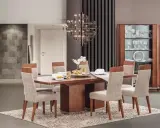 Ideas para decorar una mesa de comedor moderna: mesa de madera, sillas tapizadas, vajilla elegante y una lámpara colgante.