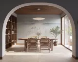 Comedor con mesa de madera, sillas de ratán y mural de grullas, ideal para un ambiente de feng shui comedor sereno y elegante.