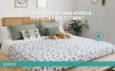 Un acogedor juego de funda nórdica con estampado botánico decora una cama con un perro durmiendo plácidamente.