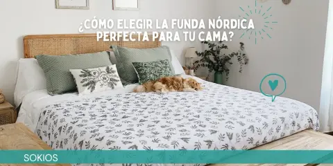 Un acogedor juego de funda nórdica con estampado botánico decora una cama con un perro durmiendo plácidamente.