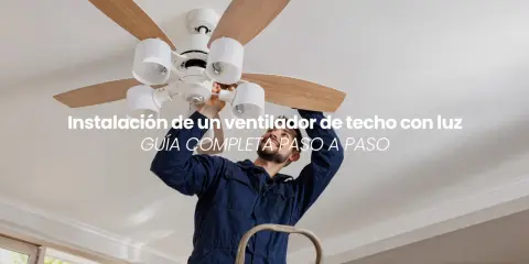 Hombre instalando un ventilador de techo con luz. Guía completa paso a paso para instalar tu ventilador.