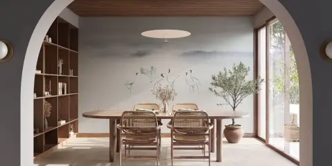 Comedor con mesa de madera, sillas de ratán y mural de grullas, ideal para un ambiente de feng shui comedor sereno y elegante.