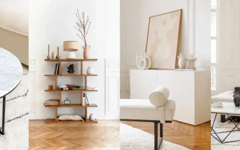 Estancias luminosas con muebles modernos y decorativos sobre una **pared blanca**. Jarrones, libros y arte añaden estilo.