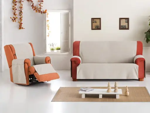 Fundas de sofá Eysa en tonos neutros y naranjas, cubriendo un sillón reclinable y un sofá de dos plazas en un salón luminoso.