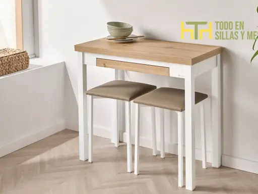 Elegantes mesas para cocinas pequeñas, con dos taburetes a juego. Perfectas para optimizar el espacio y disfrutar de comidas acogedoras.