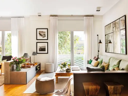 Un salón moderno y luminoso. Descubre cómo iluminar un salón con luz natural y artificial, creando un ambiente acogedor.