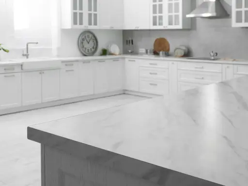 Encimera de cocina con efecto **mármol** que imita la piedra natural.