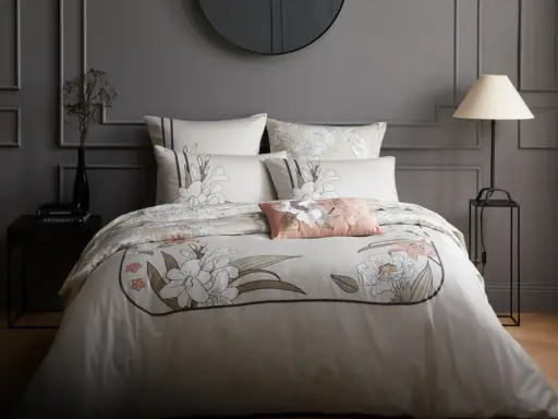 Elegante funda nórdica 260x240 con estampado floral en tonos neutros. Un toque de sofisticación para tu dormitorio.