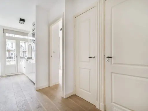 Pasillo con puertas blancas, ideal para cambiar puertas de casa y dar un aire nuevo.