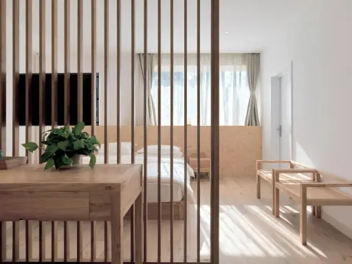 Ideas para como decorar un comedor sencillo: mesa de madera, separador de listones, cama y bancos de madera.