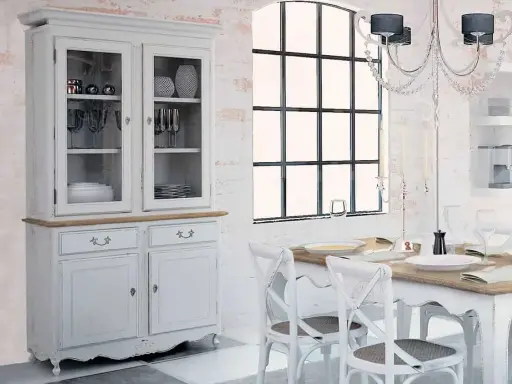 Vitrina blanca con vajilla y copas, ideal para saber qué poner en una vitrina de salón.