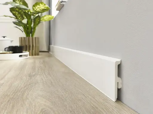 Rodapiés blancos modernos, un detalle clave en la decoración actual. Su diseño minimalista realza la calidez de la madera del suelo.