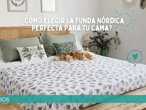 Un acogedor juego de funda nórdica con estampado botánico decora una cama con un perro durmiendo plácidamente.