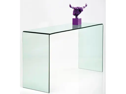 Consola cristal minimalista con escultura púrpura de un atleta en pose de lanzamiento.