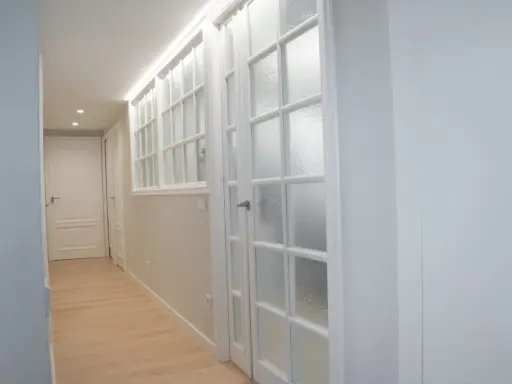 Pasillos modernos con puertas de interior de cristal emplomado y puertas lisas. Así que puertas de interior se llevan hoy en día.