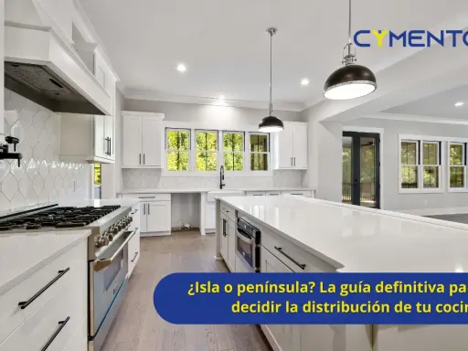 Cocina moderna y luminosa con una espaciosa isla central, gabinetes blancos y electrodomésticos de acero inoxidable.