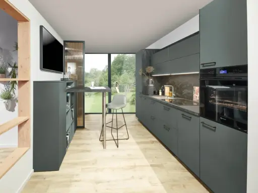 Elegante cocina con gabinetes grises y encimera de piedra. La combinacion colores para cocina es moderna y sofisticada, con toques de madera natural.