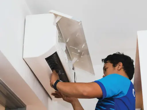 Técnico instalando un aire acondicionado. Aprende como instalar un aire acondicionado paso a paso.