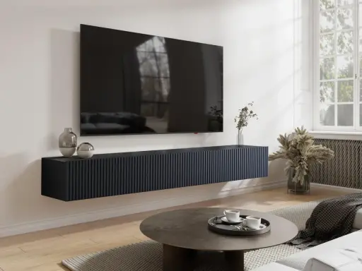 Un mueble flotante oscuro para salón, con un gran televisor encima. El mueble es demasiado estrecho para el tv no cabe en mueble salón.