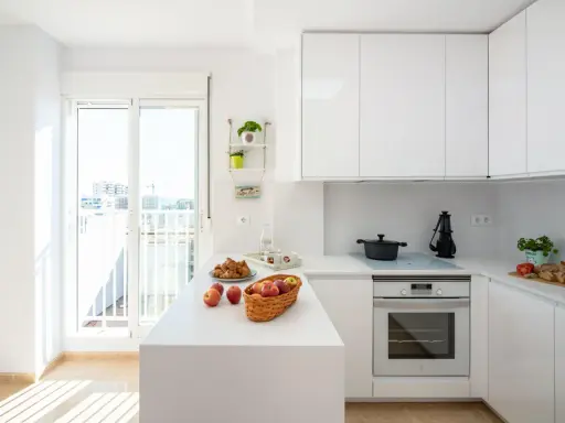 Cocinas pequeñas con barra, luminosas y modernas, con desayuno listo para disfrutar.