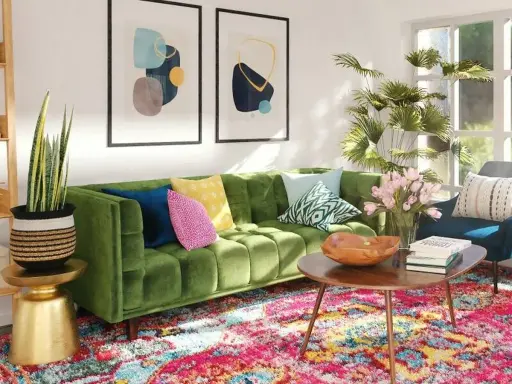 Sofá verde vibrante con cojines coloridos, alfombra persa y arte abstracto. Una sala acogedora, perfecta para una reforma sin obras.