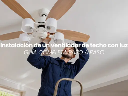 Hombre instalando un ventilador de techo con luz. Guía completa paso a paso para instalar tu ventilador.