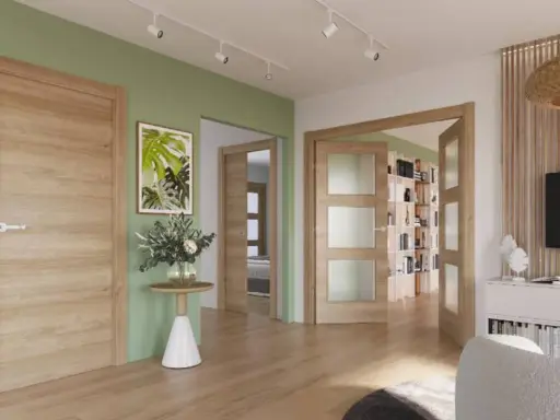 Puertas de roble con paneles de cristal, combinan con paredes verdes y suelo de madera.
