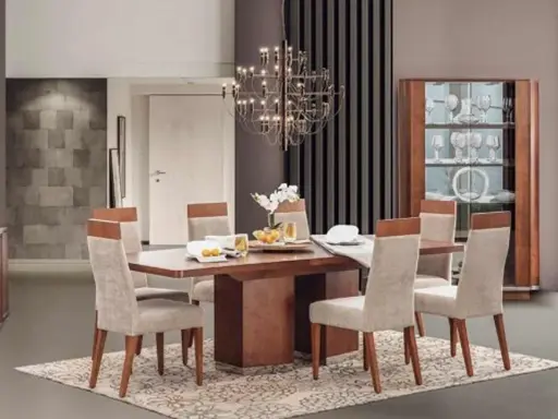 Ideas para decorar una mesa de comedor moderna: mesa de madera, sillas tapizadas, vajilla elegante y una lámpara colgante.
