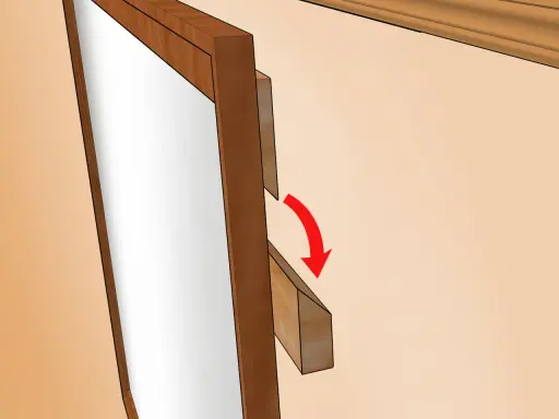 Detalle de cómo colgar un espejo: una pieza de madera se desliza sobre otra, indicando el método de fijación.