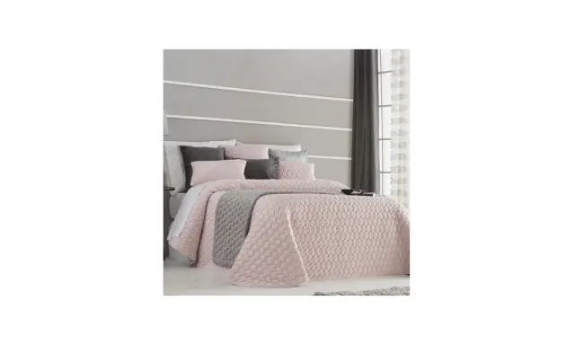 Colchas antilo outlet: cama vestida con colcha rosa acolchada y cojines grises y rosas.