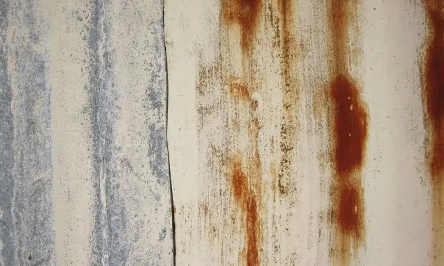 Textura de metal oxidado con vetas marrones y grises. Un ejemplo de cómo quitar el óxido del suelo.