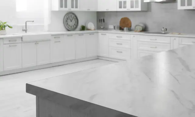 Encimera de cocina con efecto **mármol** que imita la piedra natural.