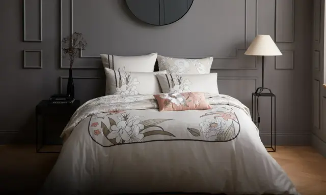 Elegante funda nórdica 260x240 con estampado floral en tonos neutros. Un toque de sofisticación para tu dormitorio.