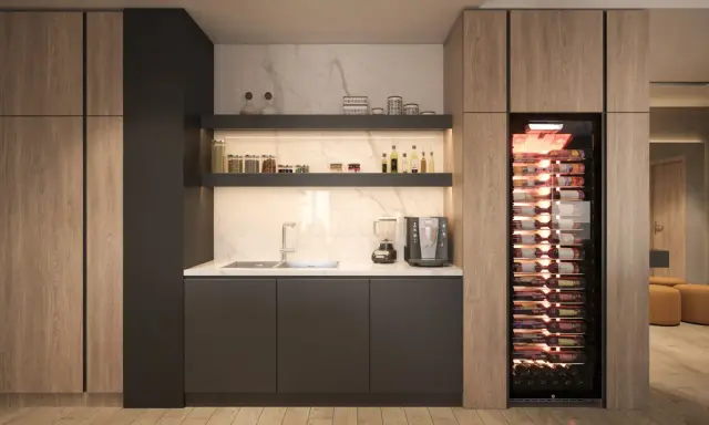 Un rincón de café en la cocina moderna, con cafetera, licuadora y una vinoteca repleta de botellas.
