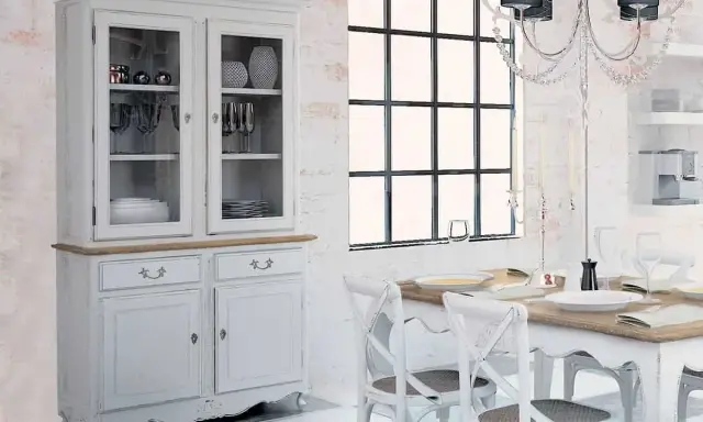 Vitrina blanca con vajilla y copas, ideal para saber qué poner en una vitrina de salón.