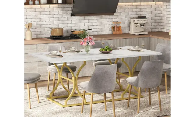 Mesa de comedor moderna con base dorada y sillas grises, ideal para 8 personas. Las medidas de la mesa comedor 8 personas son perfectas para reuniones familiares.