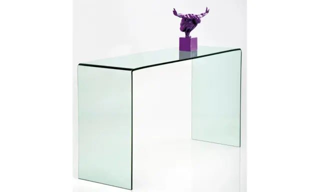 Consola cristal minimalista con escultura púrpura de un atleta en pose de lanzamiento.