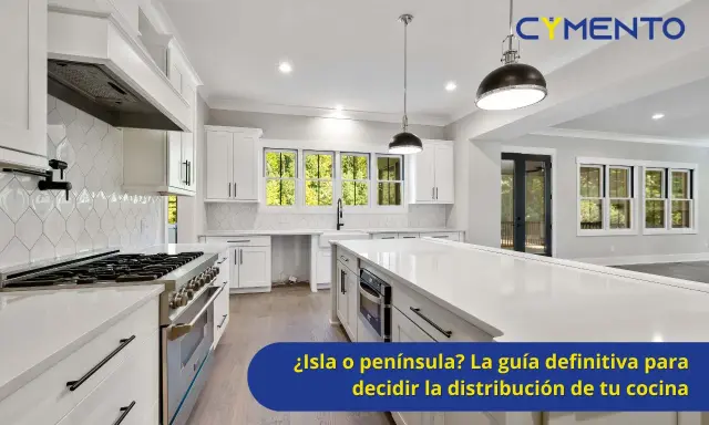 Cocina moderna y luminosa con una espaciosa isla central, gabinetes blancos y electrodomésticos de acero inoxidable.