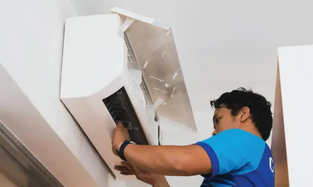 Técnico instalando un aire acondicionado. Aprende como instalar un aire acondicionado paso a paso.