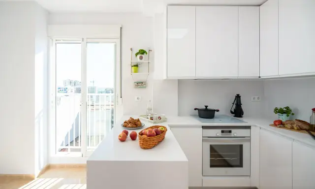 Cocinas pequeñas con barra, luminosas y modernas, con desayuno listo para disfrutar.