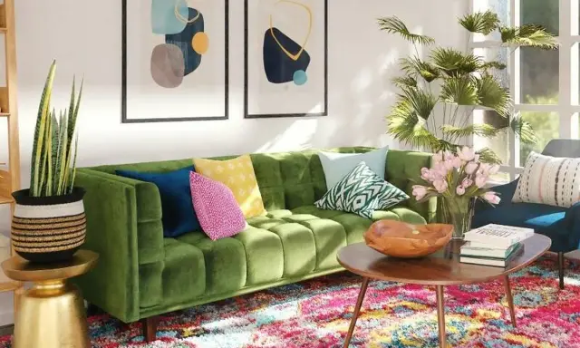 Sofá verde vibrante con cojines coloridos, alfombra persa y arte abstracto. Una sala acogedora, perfecta para una reforma sin obras.