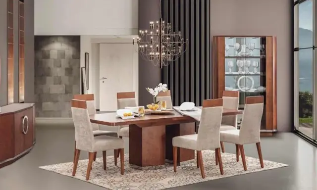 Ideas para decorar una mesa de comedor moderna: mesa de madera, sillas tapizadas, vajilla elegante y una lámpara colgante.