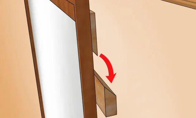 Detalle de cómo colgar un espejo: una pieza de madera se desliza sobre otra, indicando el método de fijación.