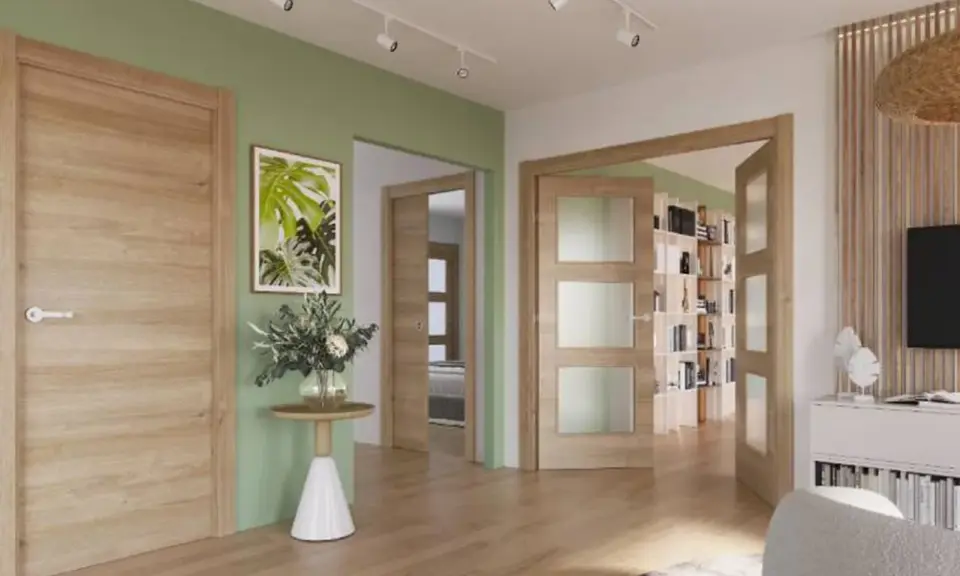 Puertas de roble con paneles de cristal, combinan con paredes verdes y suelo de madera.