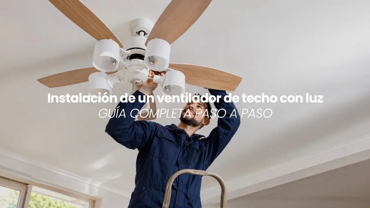 Hombre instalando un ventilador de techo con luz. Guía completa paso a paso para instalar tu ventilador.